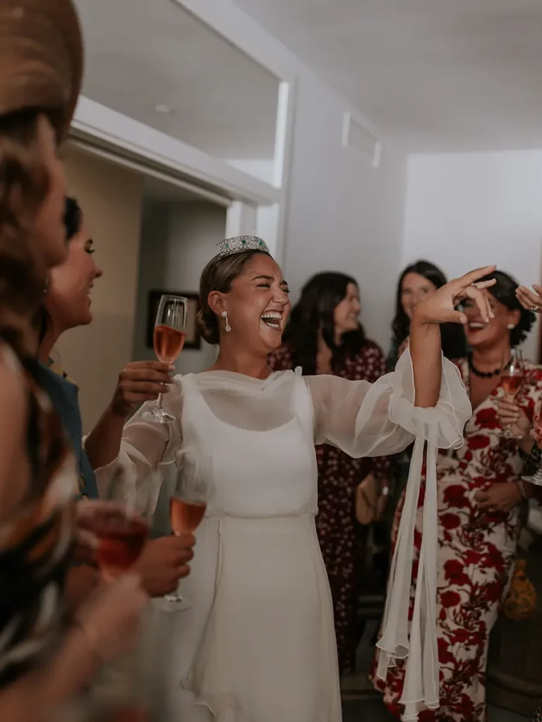 Tratamientos para novias en Sevilla cómo planificar tu belleza antes de la boda 4 Novia y sus amigas