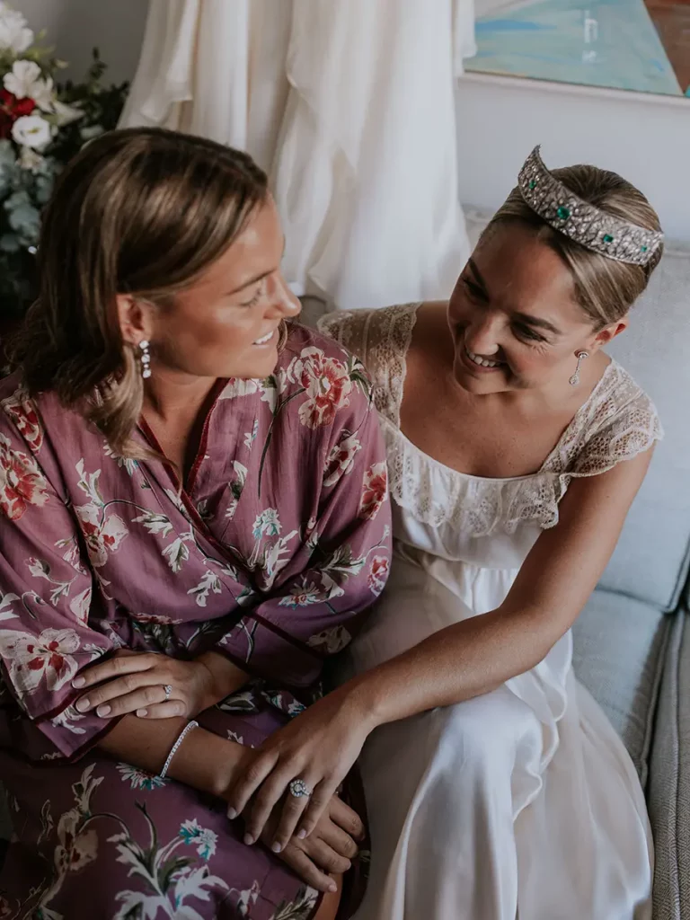 Tratamientos para novias en Sevilla cómo planificar tu belleza antes de la boda 3 Novia con su hermana